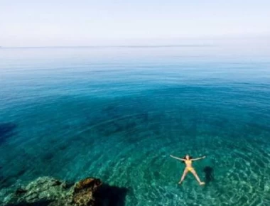 Τι παθαίνει το ανθρώπινο σώμα όταν βουτάμε σε κρύα νερά;